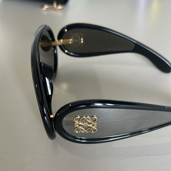 Loewe Black Sunglasses XXSone size only worn twice and purchased in March 2024 - Picture 2 of 4